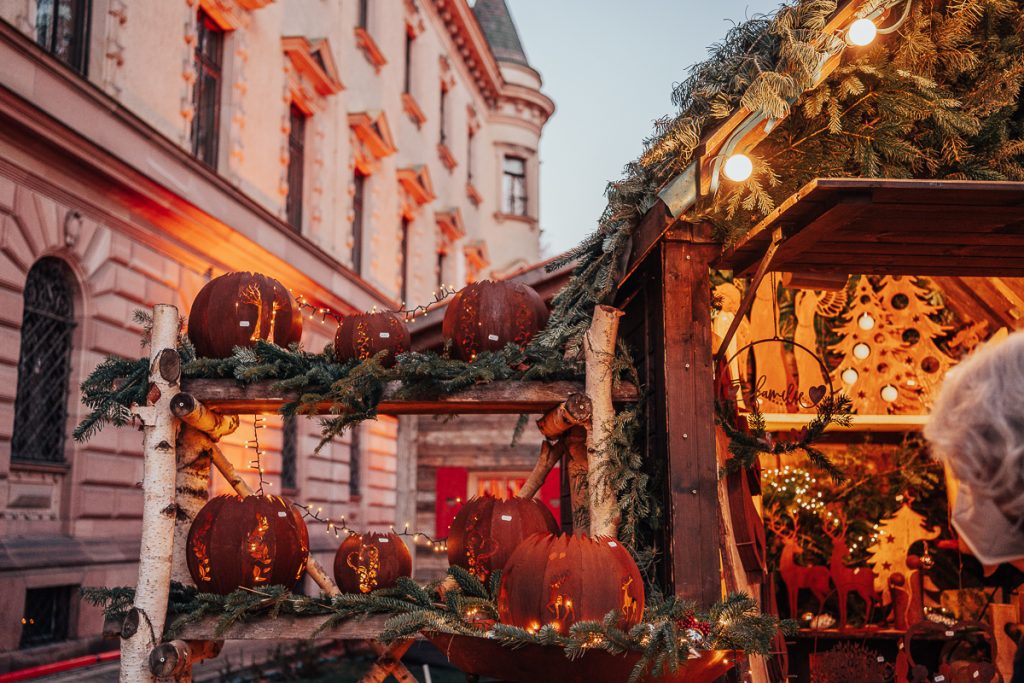 a festive glow from the Regensburg Christmas market vendors.